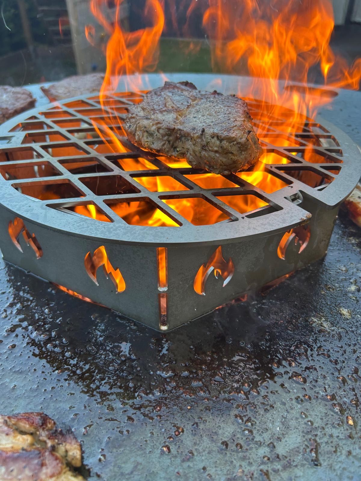 Grillrost über offenem Feuer mit Burger Patty, Grillen bei hoher Hitze für perfekte Röstaromen und authentisches BBQ Erlebnis