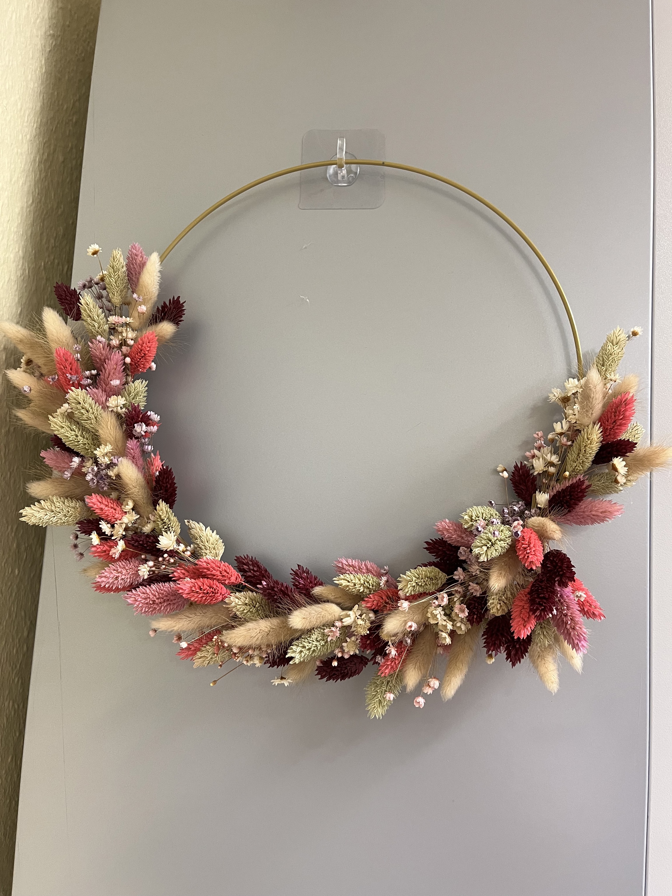 Handgemachter Trockenblumenkranz mit natürlichen Farben und floralen Elementen, kreative Dekoration für Wohnraum und Türgestaltung