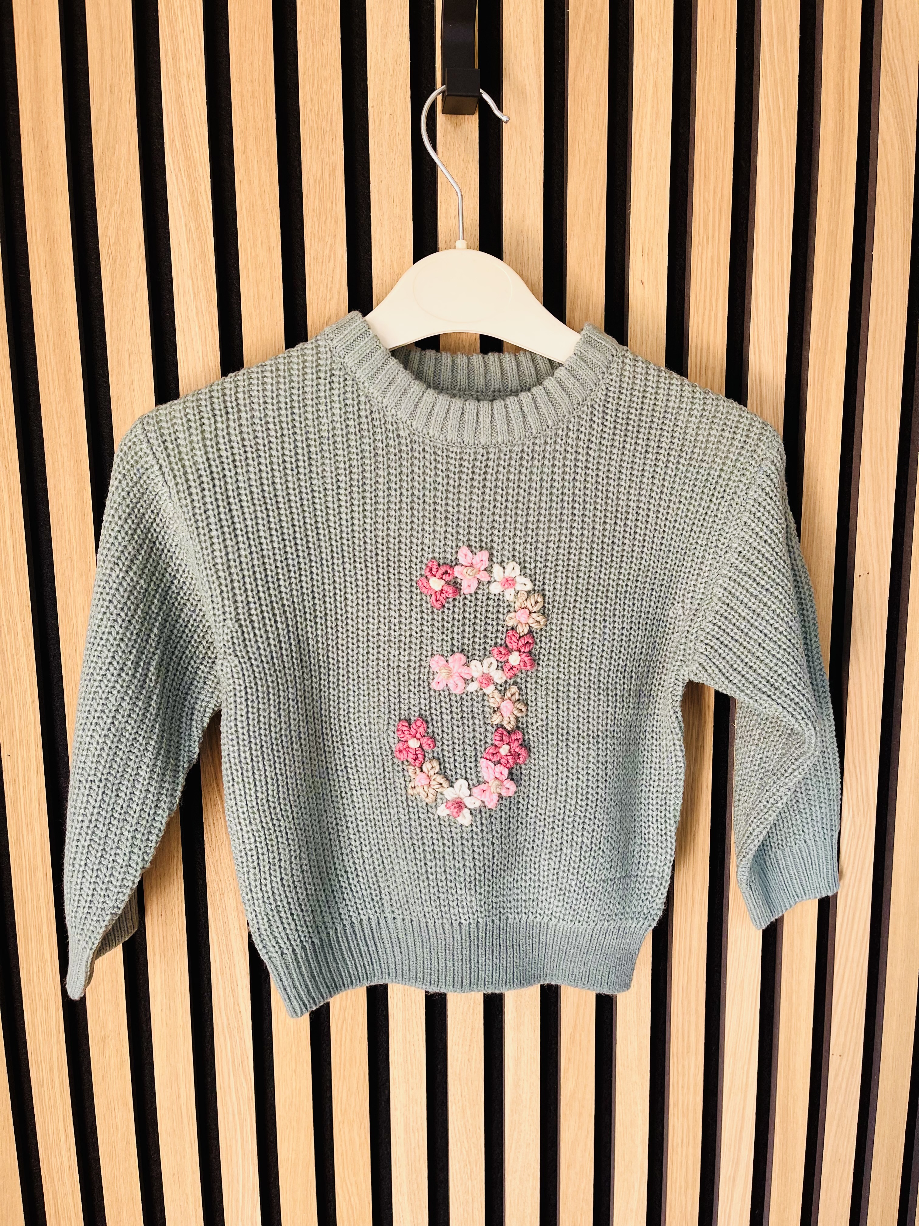 Stickpullover mit floraler Zahl oder Initialen gestalten